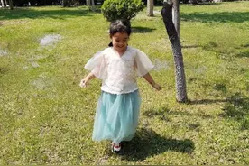 包文婧分享女儿萌照 饺子穿纱裙俏皮可爱图片