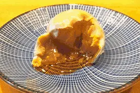 表皮酥脆，一口流油，这颗全天卖出120万枚的蛋黄酥凭什么？图片