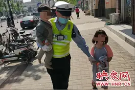 6岁姐姐独自带3岁弟弟逛街 临颍交警“蜀黍”将其平安送回图片