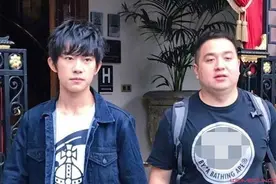胖虎拍的易烊千玺前空翻 千玺两次翻车画面太搞笑图片