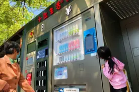 “小红车”服务亭变身！配有“救命神器”还能租轮椅存快递图片