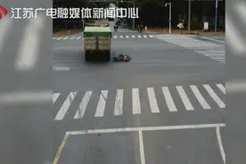 戴好“生命之盔”：骑电瓶车男子头部遭货车碾轧 头盔“护体”救回一命图片