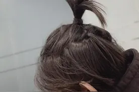 王源头发超长扎起朝天揪 后脑勺对镜尽显呆萌可爱图片