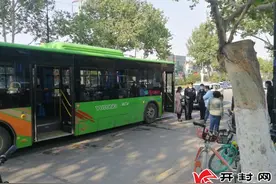 一女士乘公交车投币后扫码不成要求退钱遭拒不下车 司机拨打110报警图片