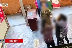 事发长沙！被吐槽“30岁还没嫁出去！”母女俩怒将邻居抱摔在地图片