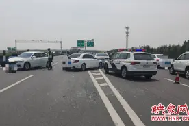 停车不到10秒钟 引发三车追尾事故 赔偿7万多元图片