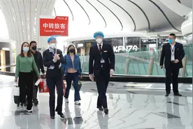 大兴机场迎中转联程航班首名旅客，行李直挂出行更方便图片