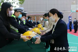 东营交警联合东胜大厦 共同举办安全头盔配发仪式图片