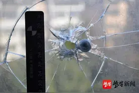 用弹弓射碎十余户玻璃取乐，嫌疑人被刑拘图片