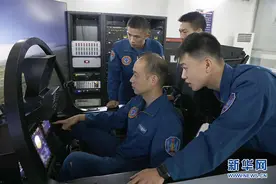 “中国青年五四奖章”获得者刘飞：驾战机米秒不差飞过天安门图片