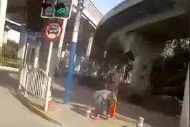 两位年龄总和超过186岁的老夫妻出门迷路 暖心民警一路护送图片