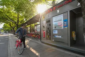 杭州：“小红车”服务点升级啦！不仅能借车 还能买饮料换电池图片