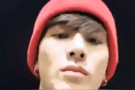 王嘉尔晒酷帅自拍视频 发长文送鸡汤暖心鼓励粉丝图片