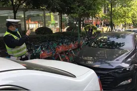 又是停在人行道！整治机动车乱停乱放 成都交警在行动图片