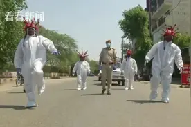 印度警察为宣传防疫 扮成“新冠僵尸”吓唬路人图片