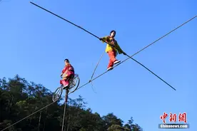 湖南郴州杂技演员挑战峡谷高空走钢丝图片