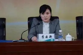 这名官员被人举报后，竟把女上级发展成情妇，送房送车，每月给1万生活费图片