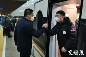 沧海横流，白衣执甲尽显英雄本色图片