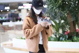 林允清晨搭机素颜亮相睡眼惺忪 散发披肩尽显少女姿态图片