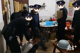 太狠了！为碰瓷“摩托佬”，他把自己弄成骨折图片