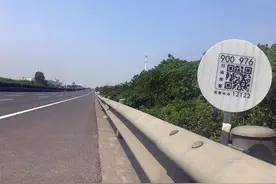 出了事故能准确定位在哪里，金华高速安装的这个报警二维码，很有用图片