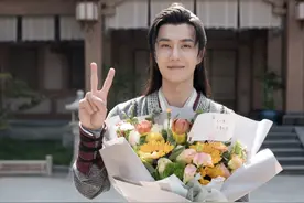 王一博捧花束庆《有翡》杀青 对镜比耶比赞露甜笑超帅气图片