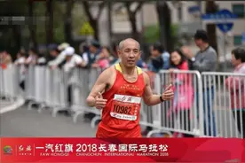 坚持长跑40年 七旬翁挑战40多个马拉松图片