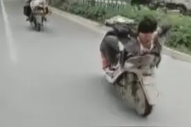 南宁一男子“躺”骑电动车，交警：危害道路交通安全，罚图片