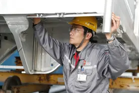 “复兴号”车体加工的“金刚钻”——记河北工匠年度人物、中车唐山公司数控操作工尹超图片