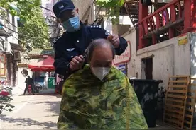 这个社区民警有“板眼”，帮82岁独居老人理发有模有样图片