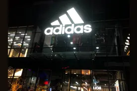 阿迪达斯遭遇危机：七成门店关闭 线上疯狂促销图片