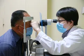 滨州沪滨爱尔眼科医院专家孙娟：一次白内障手术可同时治疗散光和老花眼图片