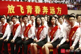 没有了盛大热闹的毕业典礼，一张小合影也弥足珍贵图片