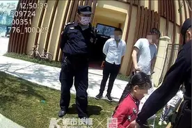 小女孩哭着找不到妈妈被民警护送回家，不料妈妈还在公园玩手机图片