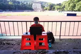 武大老师把课堂搬到学校地标前，网友们实名羡慕图片