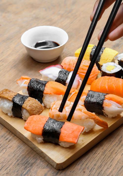 寿司怎么吃怎么吃寿司正确呢（寿司的哪一面应该蘸调料这5种食物的正确吃法原来是这样的）