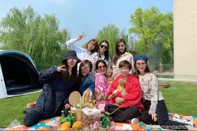 Baby和闺蜜豪宅花园野餐 披肩长发笑容甜美图片