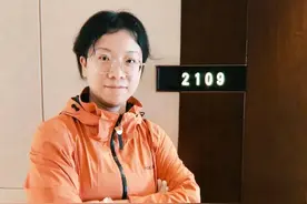 护理患者、消杀病房、关爱同事……疫线最美温情天使图片