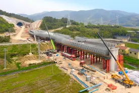 长山隧道分层推进中图片