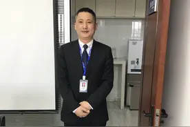致敬劳动者｜保安陈峰：这双手送过饭菜倒过垃圾运过消毒水，留下的却是“玫瑰香”图片