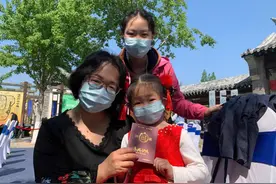 来客济南｜战疫英雄情报员领到“泉城护照”，俩萌宝现场打卡图片