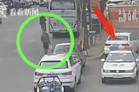 "真的很感动！"男子扔下东西转身就跑 民警细看后向他敬了一个礼图片