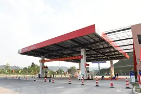 潼荣高速公路首对加油站投用图片