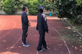 校园附近有人养蜂师生害怕，民警出面帮蜜蜂搬家图片