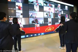 山东青岛：中学生“云”入团图片