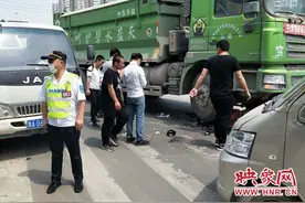 郑州一电动车被卷入渣土车轮下 骑车女子右大腿受伤严重图片