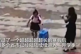 孩子开学家长教学楼前手舞足蹈 详情画面曝光家长太逗了吧图片