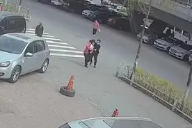 中午，本溪街头一人抢包，一群人围追堵截……图片