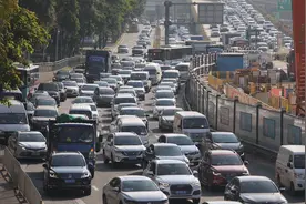 视频直击深圳五一节前最后一个晚高峰，市区多条主干道拥堵严重视频封面