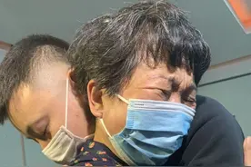 错换人生28年续：两家团聚，患病母亲说儿子比照片更帅图片